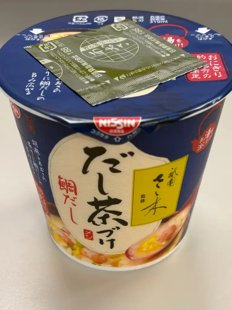 日清だし茶づけ鯛だしの外観パッケージ。青色デザインに『衹園さゝ木監修』と記されたカップ