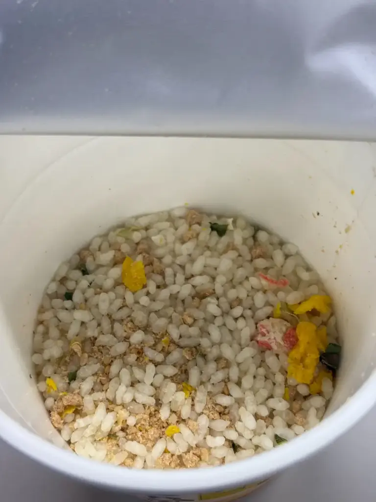 日清だし茶づけ鯛だしの開封直後。乾燥ご飯と卵、鯛つみれ、ねぎが眠る初期状態