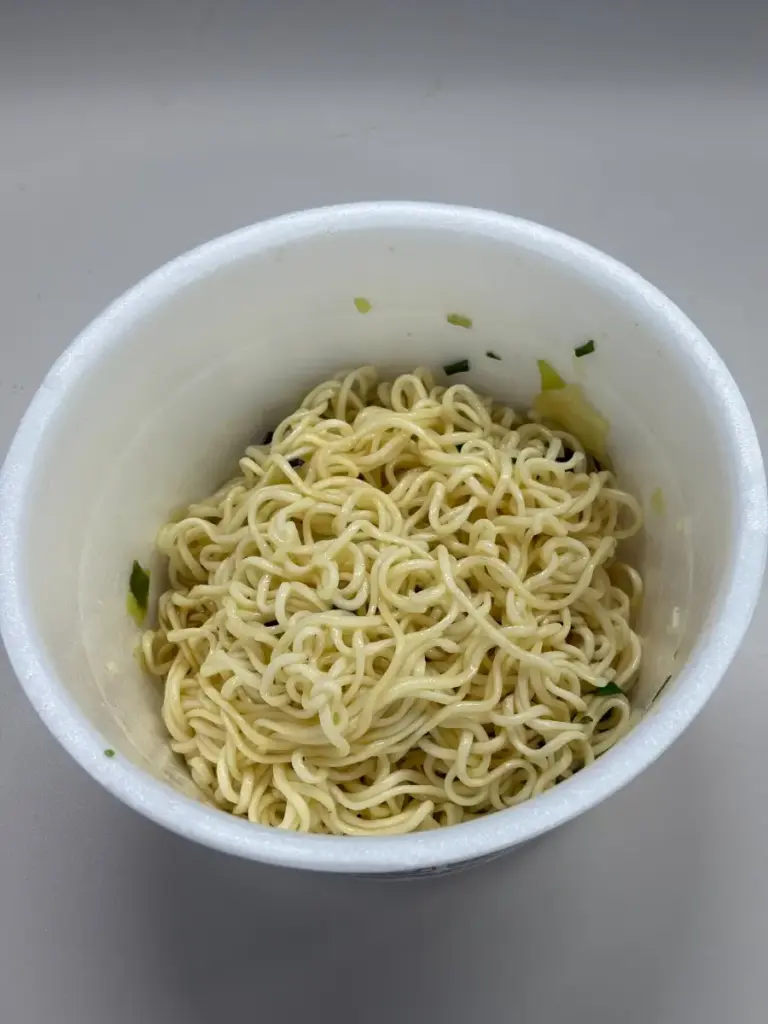 KALDI 牡蠣だし塩やきそばの完成品写真。湯切り後に粉末ソースと調味油を絡めた麺がカップに盛られている。油っこさは控えめで、だしの香りが立つ仕上がり。レビュー・評価まとめ記事に最適。