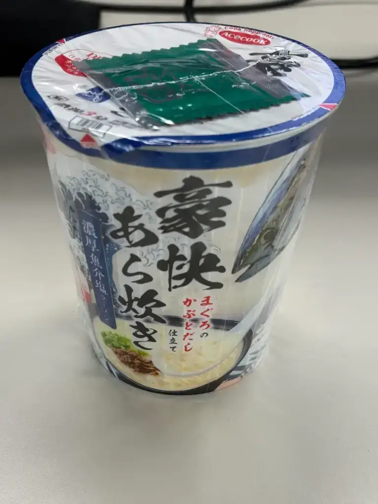 エースコック「豪快あら炊き まぐろのかぶとだし仕立て 濃厚魚介塩ラーメン」のパッケージ全体。ふりかけ小袋がフタに添付された未開封の状態。