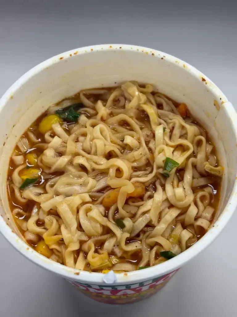 魔改造カップヌードル チリトマトヌードル 完成後の麺とスープ