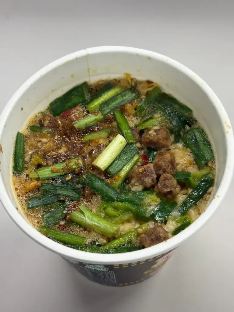 魔改造カップヌードル もつ鍋しょうゆ味をお湯で戻した後の麺の様子。