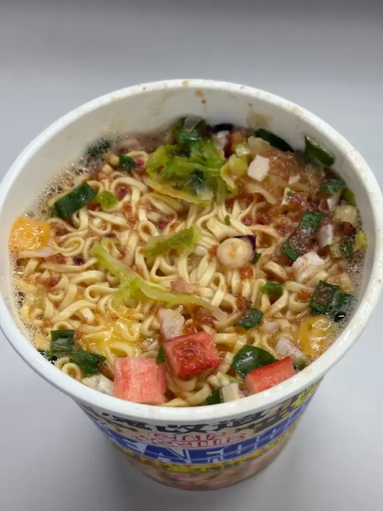 お湯を注いだ直後、具材が浮かび麺がほぐれ始めた魔改造カップヌードル シーフード