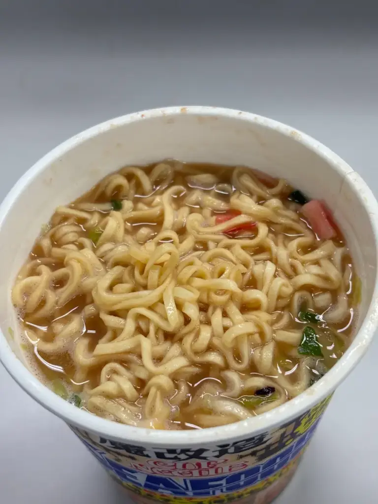 完成後の魔改造カップヌードル シーフード、麺と具材がスープに浸った状態